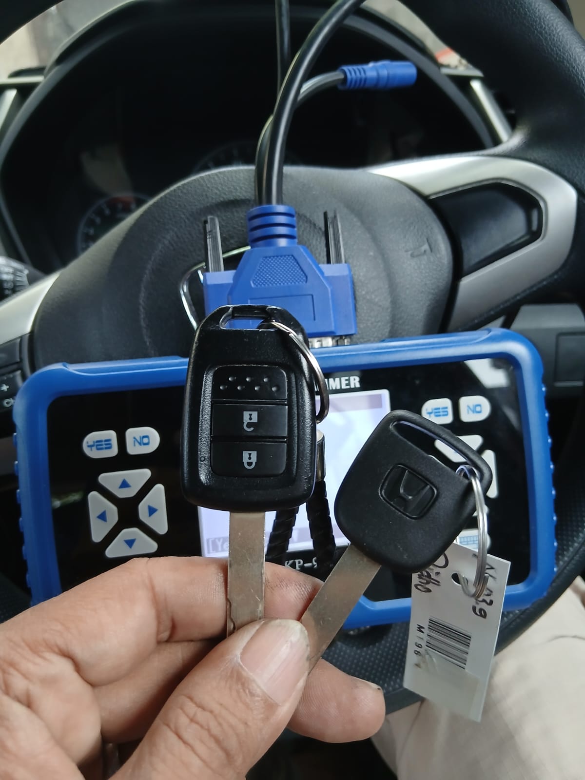 Teknisi Ahli Kunci Giat Pekanbaru sedang memprogram kunci immobilizer mobil